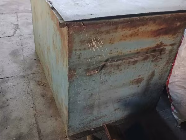 Короб железный для хранения зерна